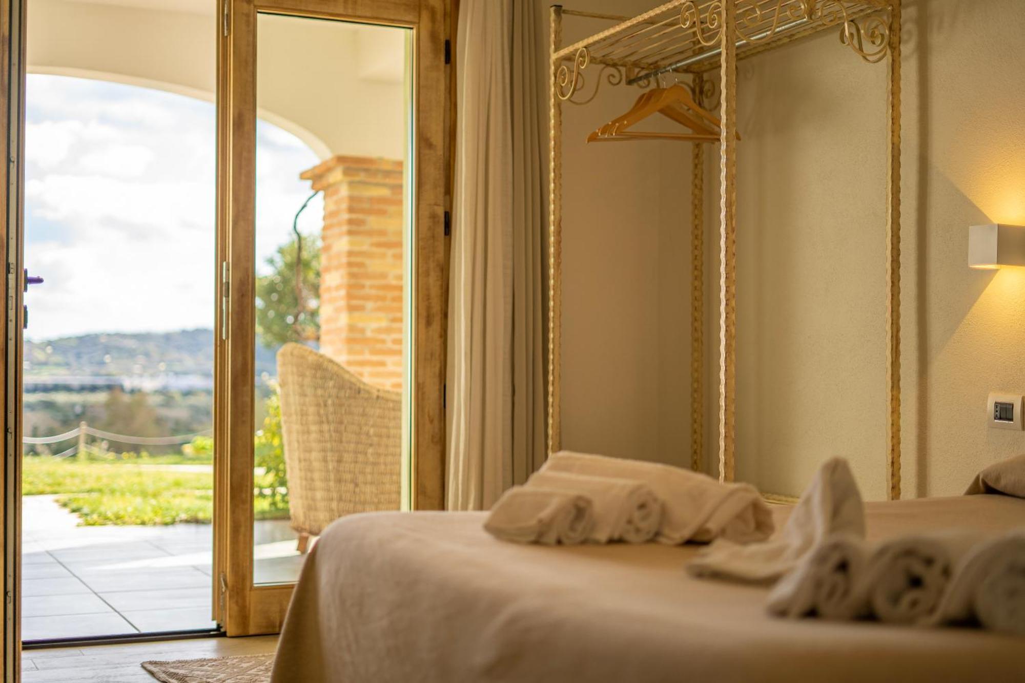 Hotel Essenza Di Mirto ラ・カレッタ エクステリア 写真